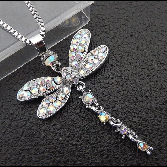 ✨Betsey Johnson rare dragonfly crystal & rhinestone pendant necklace ✨ - Picture 2 of 3